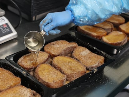 En el obrador de El Corte Inglés, en la localidad madrileña de Valdemoro, se hacen en Semana Santa 10.000 torrijas al día.