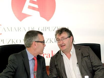 El diputado de Medio Ambiente, Juan Carlos Alduntzin (derecha), ayer en San Sebastián con el presidente de la Cámara de Gipuzkoa, Pedro Esnaola.