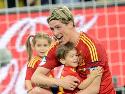 La Roja celebra la victoria con sus miniseguidores