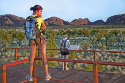 Turistas en Kata Tjuta, conjunto de formaciones rocosas también conocido como Las Olgas, en Australia.