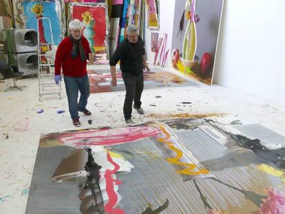 Pedro Almodóvar (izquierda) y el artista Jorge Galindo, durante el proceso creativo en el estudio de este en Borox (Toledo).