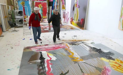 Pedro Almodóvar (izquierda) y el artista Jorge Galindo, durante el proceso creativo en el estudio de este en Borox (Toledo).