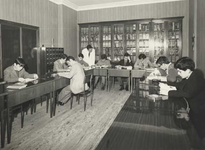 Fotografía de la biblioteca del antiguo Colegio Minerva, hoy Peleteiro, en Santiago de Compostela durante los años 60.
Artículo de Otero en <i>Vamos</i>.