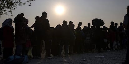 Refugiados esperan el registro en la frontera entre grecia y Macedonia.