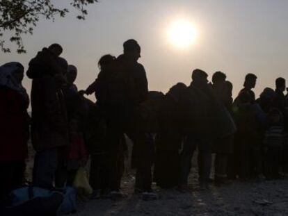 Refugiados esperan el registro en la frontera entre grecia y Macedonia.