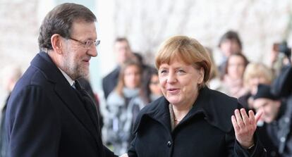 La canciller alemana, Angela Merkel conversa con el presidente del Gobierno español, Mariano Rajoy, durante un encuentro en Berlín