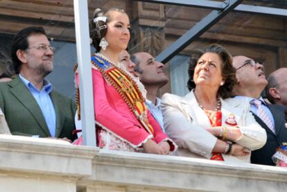Mariano Rajoy, Francisco Camps, Rita Barberá y Javier Rojo, en el balcón del Ayuntamiento de Valencia, durante la <i>mascletá.</i>