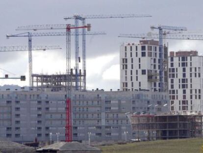 En la imagen, varios edificios de viviendas en construcción. EFE/Archivo