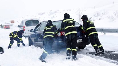 Efectivos de la Unidad Militar de Emergencias (UME) durante el rescate de los veh&iacute;culos atrapados este s&aacute;bado en la AP6 por la nevada.