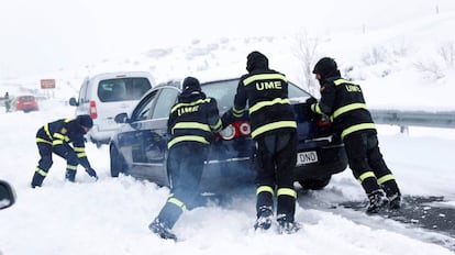 Efectivos de la Unidad Militar de Emergencias (UME) durante el rescate de los vehículos atrapados este sábado en la AP6 por la nevada.