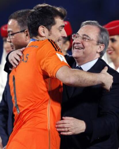 Florentino Pérez felicita a Iker Casillas.