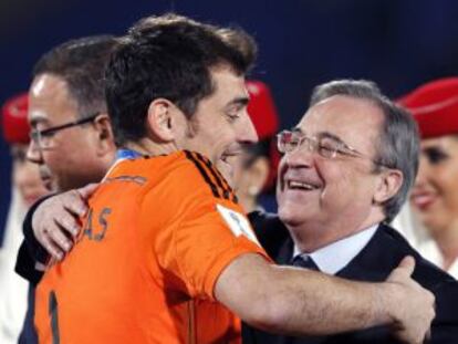 Florentino Pérez felicita a Iker Casillas.