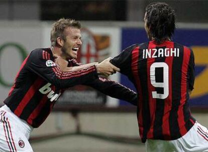 David Beckham se agarra a Filippo Inzaghi para celebrar un gol ante el Torino.