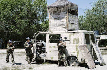 Unas chicas juegan al paintball en Granada.