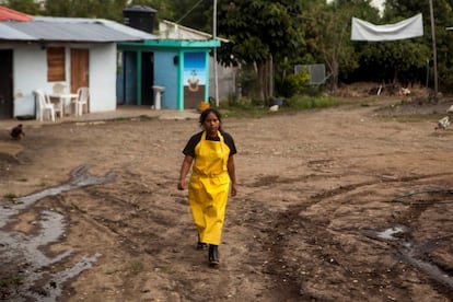 Sandra Talaga, responsable del manejo de los peces y el tratamiento de las aguas de la piscifactoría, camina por la finca La Elvira. El proyecto piscícola cuenta con cuatro estanques con capacidad para producir unos 120.000 peces al año La piscifactoría apunta a estar cada vez más tecnificada y tiene muy buenas perspectivas de crecer.