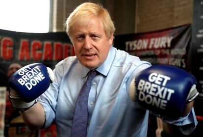 Boris Johnson con guantes de boxeo a favor del Brexit.