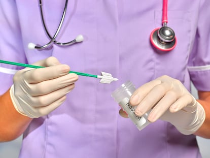 Personal médico prepara una prueba para el Virus del Papiloma Humano, en una fotografía ilustrativa.