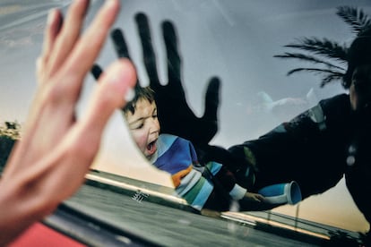 Simón, en pleno despertar de una siesta en el coche. Valencia, 2022.