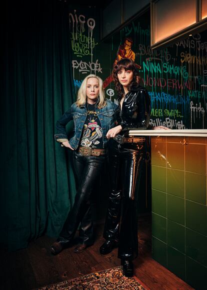 La leyenda del rock americano Cherie Currie (a la izquierda), fundadora del grupo The Runaways, y la cantautora madrileña Nat Simons, fotografiadas en junio en el restaurante La Peligrosa, en Madrid.