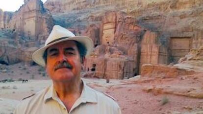 Fermín Bocos, en uno de sus viajes en busca de las entradas del infierno, en Petra, en 2012.