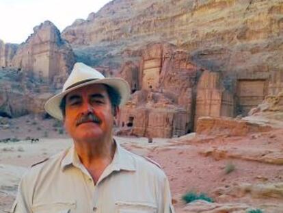 Fermín Bocos, en uno de sus viajes en busca de las entradas del infierno, en Petra, en 2012.