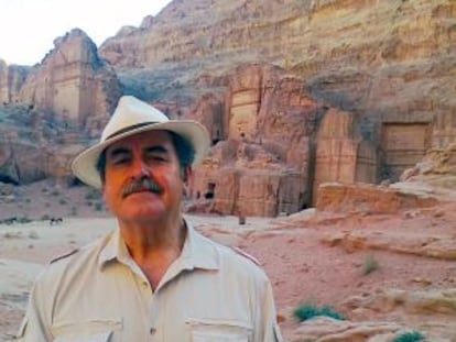 Fermín Bocos, en uno de sus viajes en busca de las entradas del infierno, en Petra, en 2012.