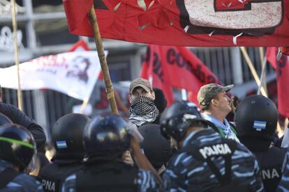 Miembros de la Policía Nacional Argentina frente a los manifestantes en la huelga de este jueves.