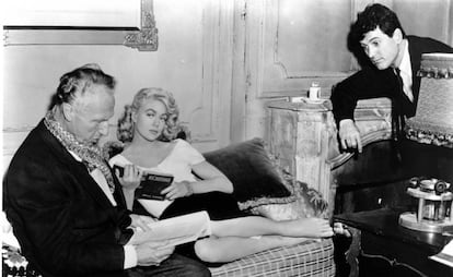 El director Douglas Sirk (izquierda) con Dorothy Malone y Rock Hudson, protagonistas de 'Escrito sobre el viento' (1956).