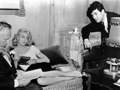 El director Douglas Sirk (izquierda) con Dorothy Malone y Rock Hudson, protagonistas de 'Escrito sobre el viento' (1956).