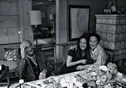 El pintor Balthus, con su hija Harumi y su esposa, Setsuko, en su casa de Suiza en 1995.