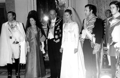 El 8 de marzo de 1972, Carmen Martínez Bordiú contrajo matrimonio con Alfonso de Borbón. La nieta del dictador Franco llevó un vestido del diseñador Cristóbal Balenciaga.