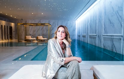 Paz Torralba, cuya marca The Beauty Concept gestiona el spa del hotel Ritz de Madrid, frente a la piscina del establecimiento.