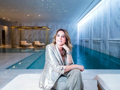 Paz Torralba, cuya marca The Beauty Concept gestiona el spa del hotel Ritz de Madrid, frente a la piscina del establecimiento.