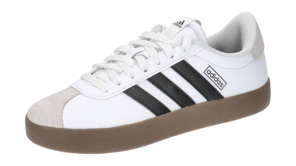 Zapatillas Adidas en blanco.