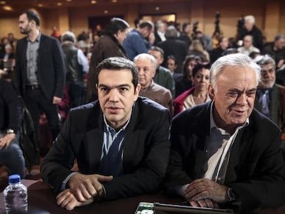 Alexis Tsipras, junto al viceprimer ministro griego, Giannis Dragasakis, justo antes de dirigirse a Syriza, el 28 de febrero de 2015.