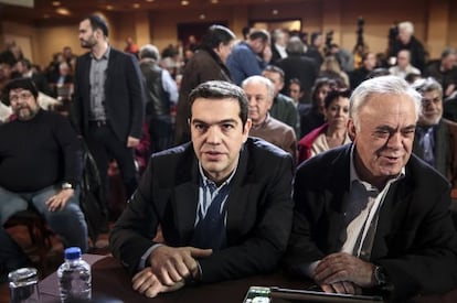 Alexis Tsipras, junto al viceprimer ministro griego, Giannis Dragasakis, justo antes de dirigirse a Syriza, el 28 de febrero de 2015.