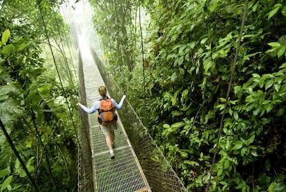 Cruzando un puente colgante en el parque nacional Volcán Arenal, en Costa Rica. 
