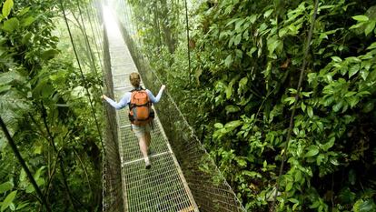 Cruzando un puente colgante en el parque nacional Volcán Arenal, en Costa Rica. 
