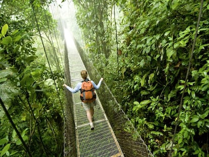 Cruzando un puente colgante en el parque nacional Volcán Arenal, en Costa Rica. 