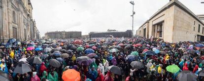 Así se veía la Plaza Bolívar hasta pasadas las 3 de la tarde. Repleta de manifestantes en calma.