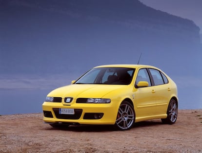 El Seat León se comenzó a fabricar en 1999. Este modelo es una variante del Seat Toledo. Tomaba el testigo del Toledo. La marca española sacó esta versión para competir en el segmento de los compactos. Es uno de los modelos con los que la marca trató de reforzar su carácter deportivo, en un momento de crecimiento de la firma.