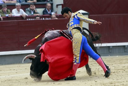 Morenito de Aranda, durante su faena al segundo toro de la tarde.