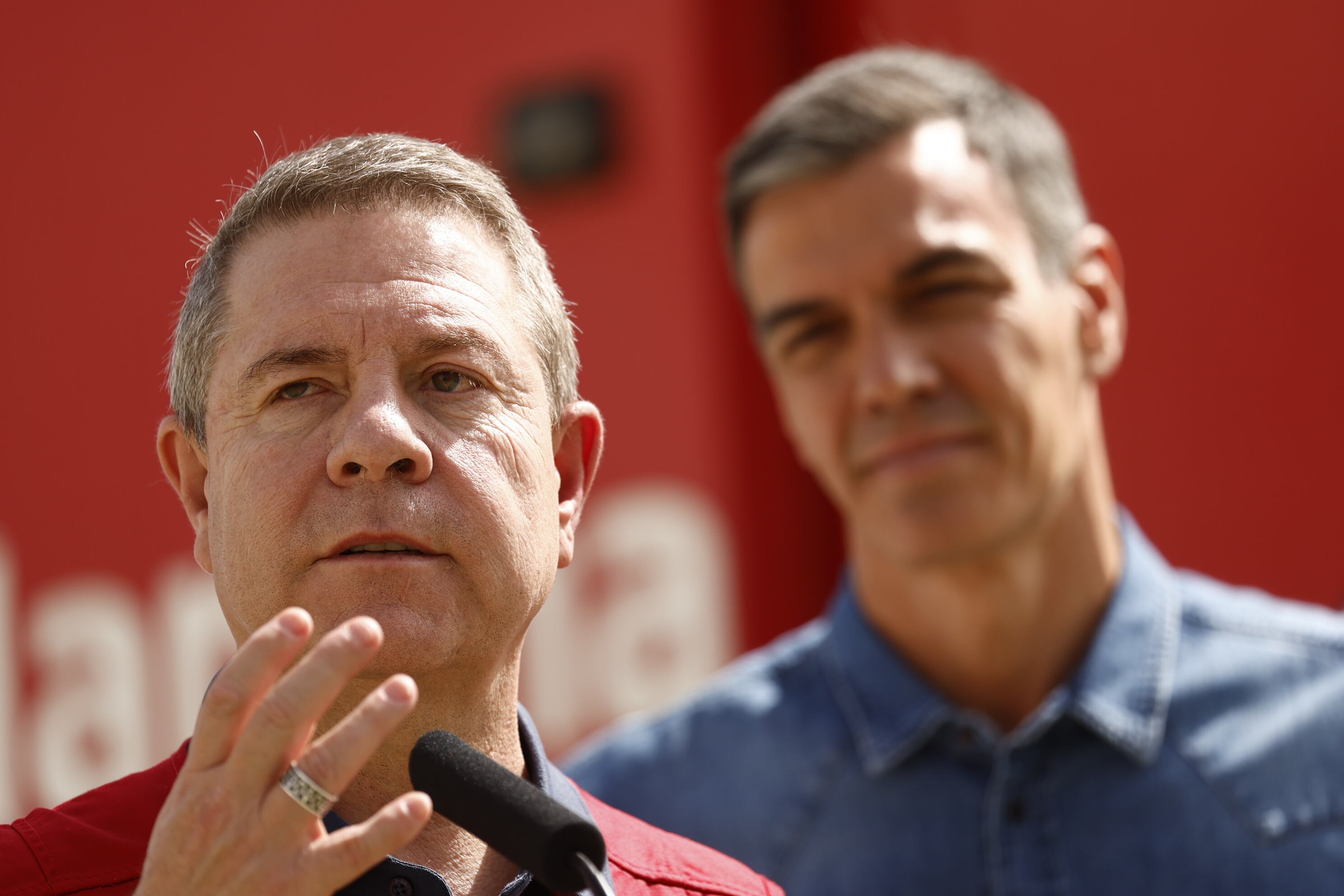 García-Page acusa a Sánchez de “vivir arrodillado a las minorías más sangrientas” de Junts y Bildu