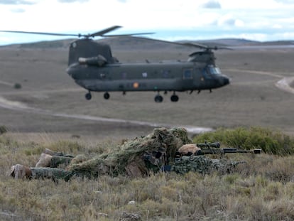 Tiradores de élite protegen el aterrizaje de un helicóptero de transporte de tropas Chinook CH-47 durante un ejercicio en el campo de maniobras de San Gregorio de Zaragoza.