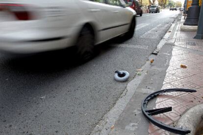 Restos de la silla de ruedas de la víctima en el cruce de la Gran Vía Fernando El Católico con Erudito Orellana, en Valencia.