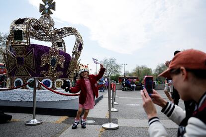 Summer, de cinco años, posa junto a la recreación gigante de la corona en Londres.  