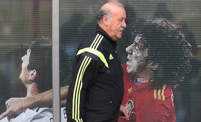 Del Bosque, ante una fotografía de Puyol