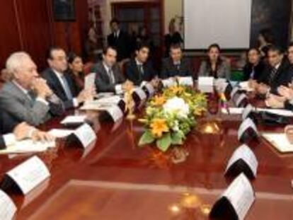 El canciller de Ecuador, Ricardo Patiño (d), se reunió con el ministro de Asuntos Exteriores de España, José Manuel García-Margallo (i), en Quito (Ecuador).