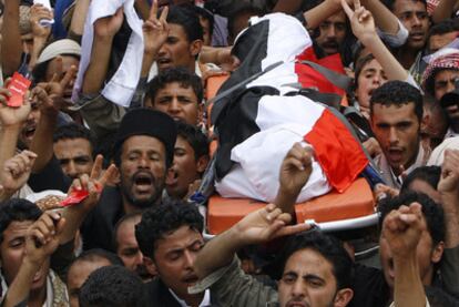 Manifestantes antigubernamentales transportan el cadáver de uno de sus compañeros, muerto durante una protesta.