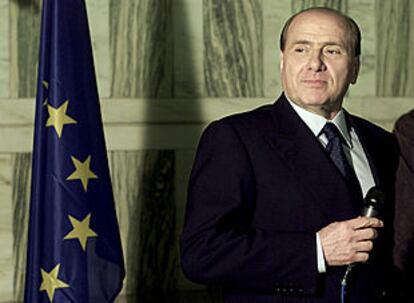 El primer ministro italiano, Silvio Berlusconi, antes de dirigirse ayer a la prensa en la sede del Ministerio de Asuntos Exteriores.